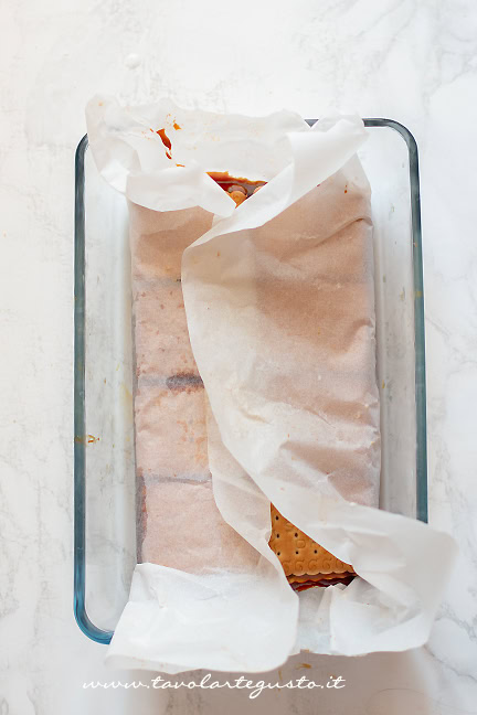 dolce di biscotti pronto per il riposo in frigo