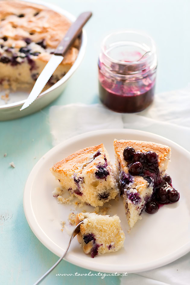 torta ai mirtilli con composta ai mirtilli